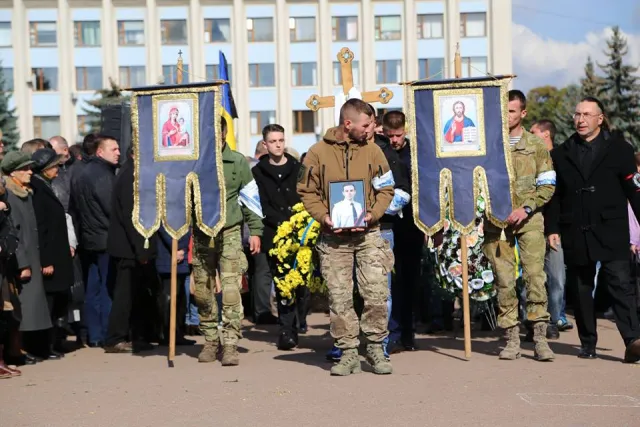 На головній площі Хмельницького навколішки провели в останню путь 21-річного Максима Яровця — фото 1