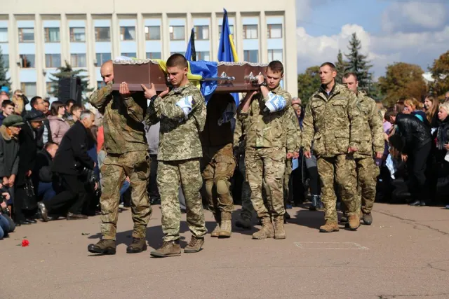 На головній площі Хмельницького навколішки провели в останню путь 21-річного Максима Яровця — фото 2