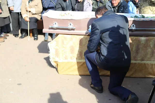 На головній площі Хмельницького навколішки провели в останню путь 21-річного Максима Яровця — фото 3