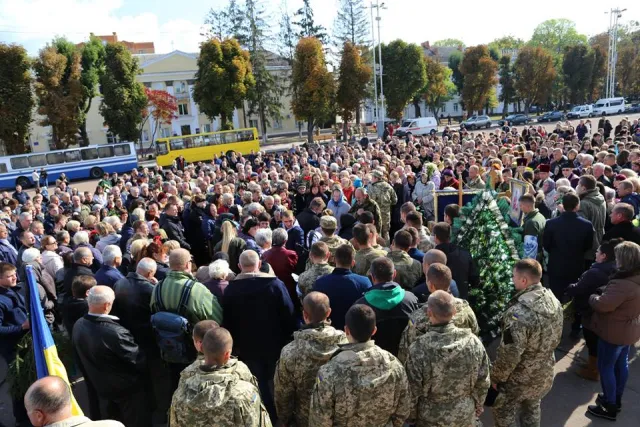 На головній площі Хмельницького навколішки провели в останню путь 21-річного Максима Яровця — фото 4