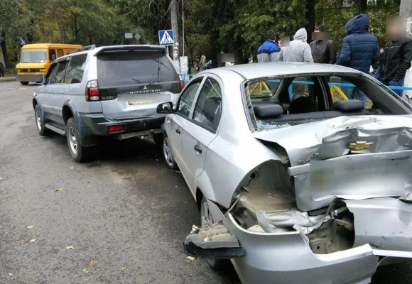 В Хмельницькому зіткнулися два автомобілі та автобус — фото 1