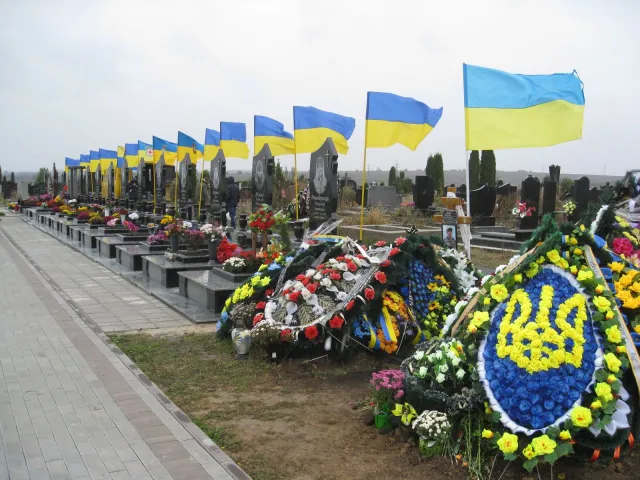 У Хмельницькому встановили та освятили пам'ятники на могилах Героїв АТО — фото 9