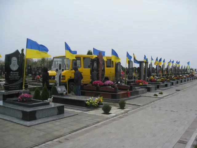 У Хмельницькому встановили та освятили пам'ятники на могилах Героїв АТО — фото 11