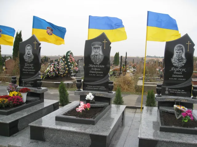 У Хмельницькому встановили та освятили пам'ятники на могилах Героїв АТО — фото 8