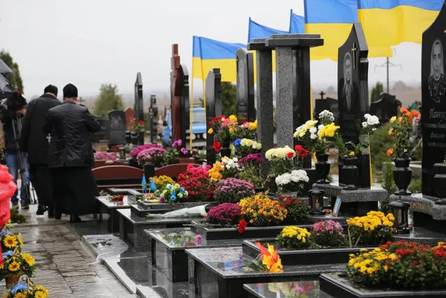 У Хмельницькому встановили та освятили пам'ятники на могилах Героїв АТО — фото 2