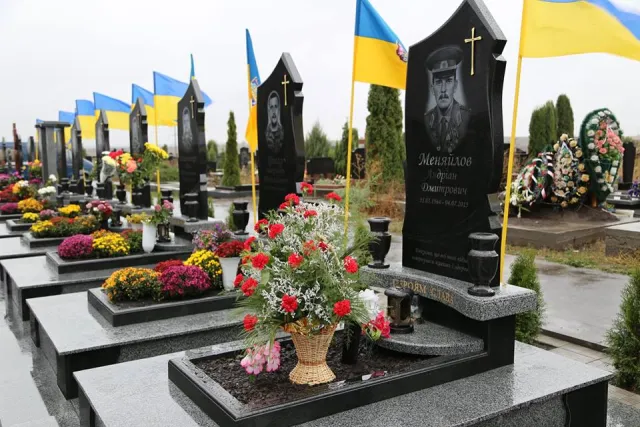 У Хмельницькому встановили та освятили пам'ятники на могилах Героїв АТО — фото 5