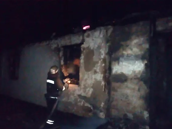 У Славутському районі під час пожежі в будинку загинули двоє людей — фото 1