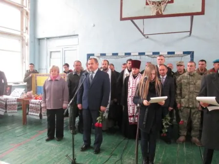 У Старосинявському районі відкрили меморіальну дошку на честь загиблого бійця АТО Олександра Романенка — фото 1