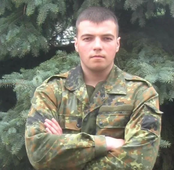 В зоні АТО загинув молодий боєць з Новоушицького району. Навколішки попрощались із загиблим Героєм — фото 2