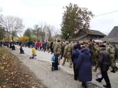 В зоні АТО загинув молодий боєць з Новоушицького району. Навколішки попрощались із загиблим Героєм — фото 1