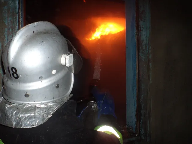 У Славутському районі рятувальники гасили пожежу у житловому будинку — фото 1