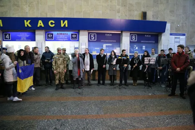 В Хмельницком торжественно встретили поезд Единения Украины «Трухановская Сич» — фото 1