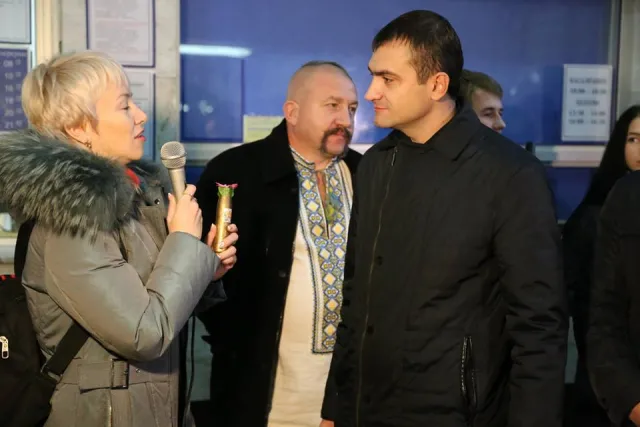 В Хмельницком торжественно встретили поезд Единения Украины «Трухановская Сич» — фото 2