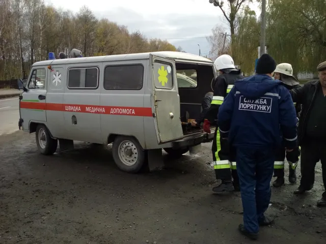 У Славуті працівники ДСНС врятували жінку з понівеченого автомобіля «ВАЗ» — фото 3