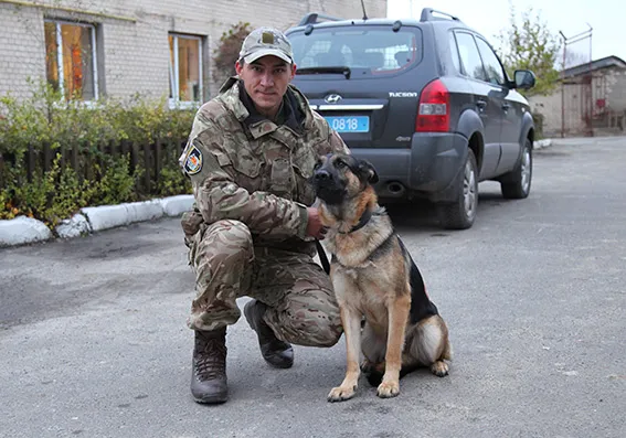 У Віньковецькому районі поліцейські затримали чоловіків, які напали на листоношу, побили її та відібрали 700 гривень — фото 1
