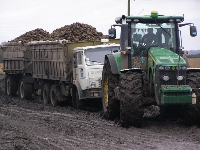 Хмельницькі дорожники скаржаться на аграріїв, які забруднюють транспортними засобами автошляхи — фото 3