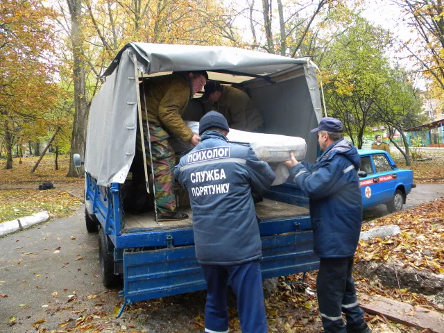 Работники ДСНС продолжают оказывать помощь вынужденным переселенцам из зоны АТО — фото 1