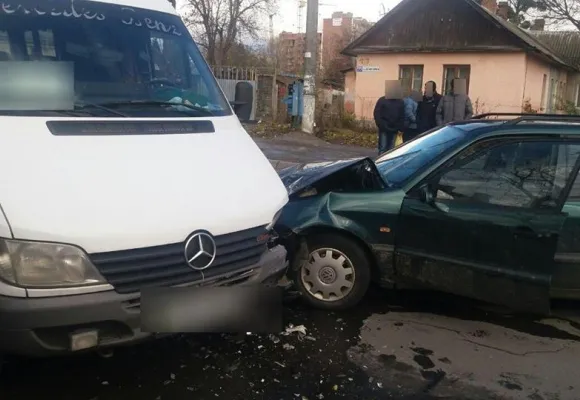 Поблизу залізничного вокзалу зіткнулися маршрутка та автомобіль «Volkswagen» — фото 1