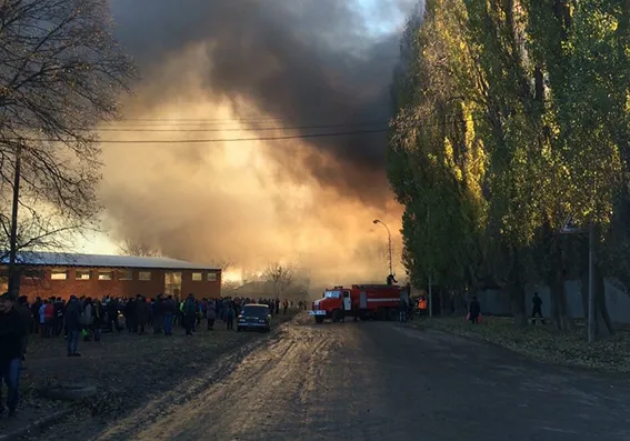 У Кам'янці-Подільському рятувальники гасили пожежу на складах колишнього хлібокомбінату — фото 1