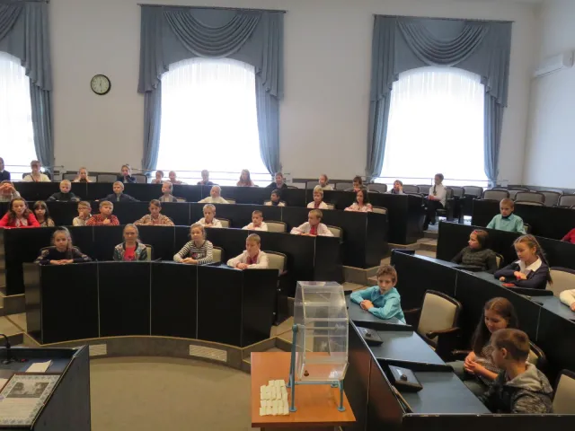 Хмельницькі п'ятикласники продемонстрували знання з місцевого самоврядування на брейн-рингу «Моя позиція» — фото 1