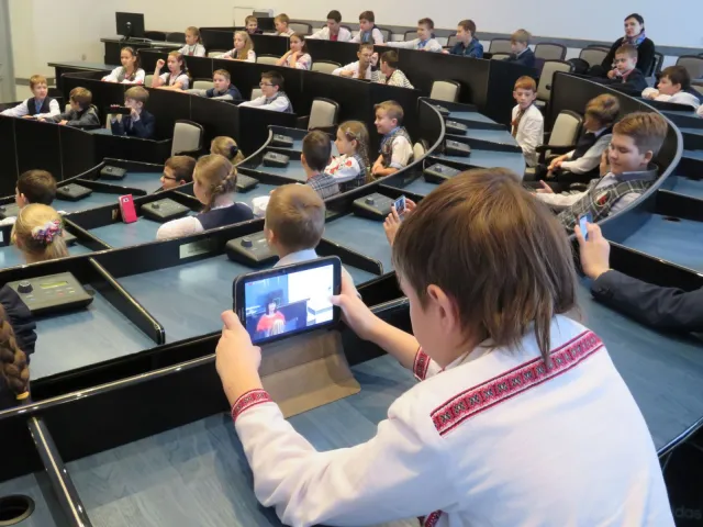 Учні Хмельницького ліцею №17 завітали на екскурсію до міської ради — фото 6
