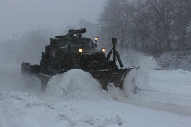 На Хмельниччині ліквідовують наслідки негоди. У всіх населених пунктах відновили електропостачання — фото 6