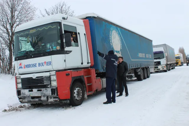 На Хмельниччині ліквідовують наслідки негоди. У всіх населених пунктах відновили електропостачання — фото 19