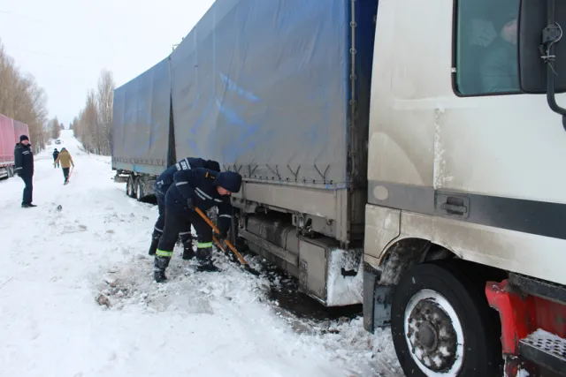 На Хмельниччині ліквідовують наслідки негоди. У всіх населених пунктах відновили електропостачання — фото 20