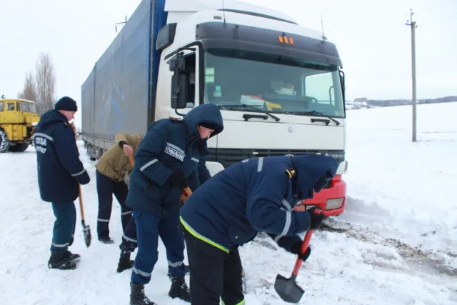 На Хмельниччині ліквідовують наслідки негоди. У всіх населених пунктах відновили електропостачання — фото 22