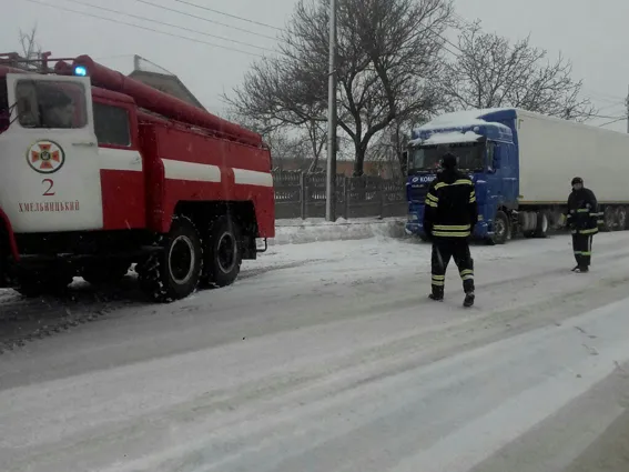 На Хмельниччині ліквідовують наслідки негоди. У всіх населених пунктах відновили електропостачання — фото 27