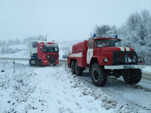 На Хмельниччині ліквідовують наслідки негоди. У всіх населених пунктах відновили електропостачання — фото 4