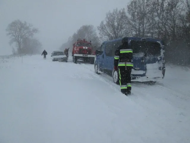 На Хмельниччині ліквідовують наслідки негоди. У всіх населених пунктах відновили електропостачання — фото 9