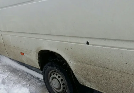 У Хмельницькому стріляли з мисливської зброї по автомобілях на стоянці — фото 1