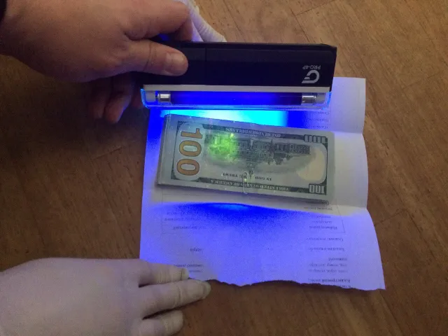 Затримано осіб, які вимагали у хмельничанина 1700 доларів за оформлення дозвільних документів — фото 1