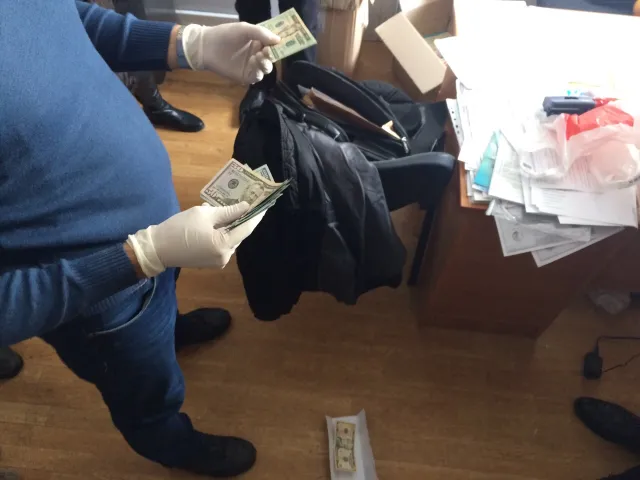 Затримано осіб, які вимагали у хмельничанина 1700 доларів за оформлення дозвільних документів — фото 2