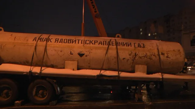 В Хмельницком во время движения грузовика отделилась цистерна для перевозки аммиака — фото 1