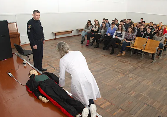 В Хмельницком патрульные и медики обучали старшеклассников оказывать помощь пострадавшим в ДТП — фото 1