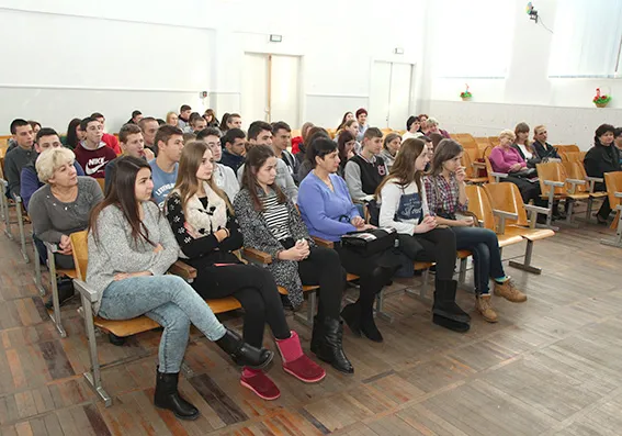 В Хмельницком патрульные и медики обучали старшеклассников оказывать помощь пострадавшим в ДТП — фото 2