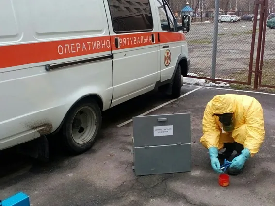 По вулиці Курчатова на смітнику знайшли металеву ртуть — фото 1