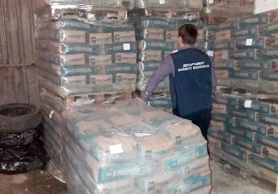 У Хмельницькому правоохоронці вилучили з незаконного обігу понад 3 тисячі мішків цементу — фото 1