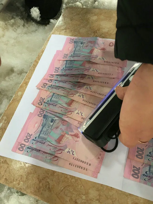 Правоохоронці затримали начальника Ізяславського районного відділу виконавчої служби за хабарництво — фото 1