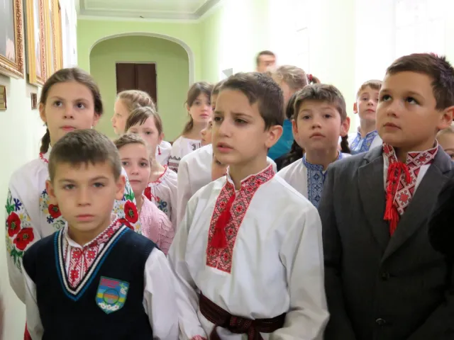 Учні Хмельницької ЗОШ №13 ім. Михайла Чекмана завітали на екскурсію до міської ради — фото 1