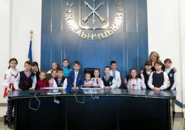 Учні Хмельницької ЗОШ №13 ім. Михайла Чекмана завітали на екскурсію до міської ради — фото 13