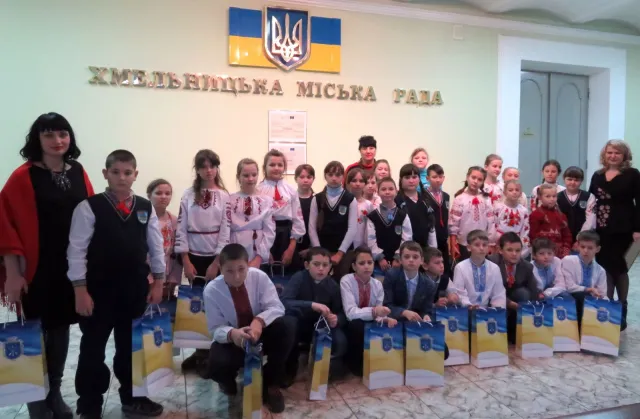 Учні Хмельницької ЗОШ №13 ім. Михайла Чекмана завітали на екскурсію до міської ради — фото 15