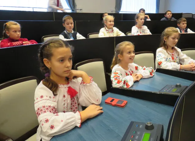 Учні Хмельницької ЗОШ №13 ім. Михайла Чекмана завітали на екскурсію до міської ради — фото 5