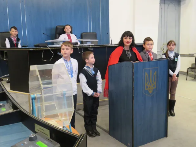 Учні Хмельницької ЗОШ №13 ім. Михайла Чекмана завітали на екскурсію до міської ради — фото 8