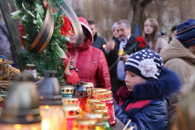Хмельничани вшанували вічну пам'ять жертв Голодомору — фото 4