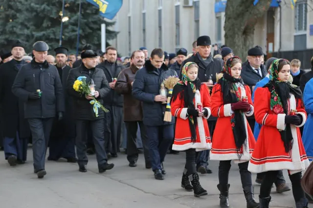 Хмельничани вшанували вічну пам'ять жертв Голодомору — фото 7