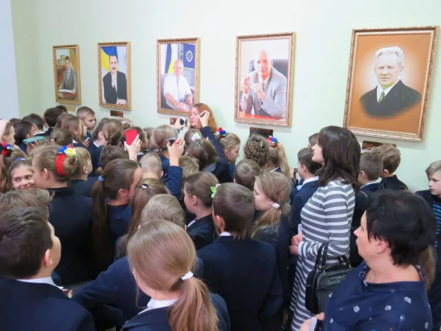 Учні Хмельницької гімназії №1 ім. В. Красицького завітали на екскурсію до міської ради — фото 4