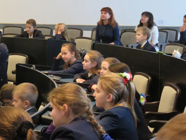 Учні Хмельницької гімназії №1 ім. В. Красицького завітали на екскурсію до міської ради — фото 6